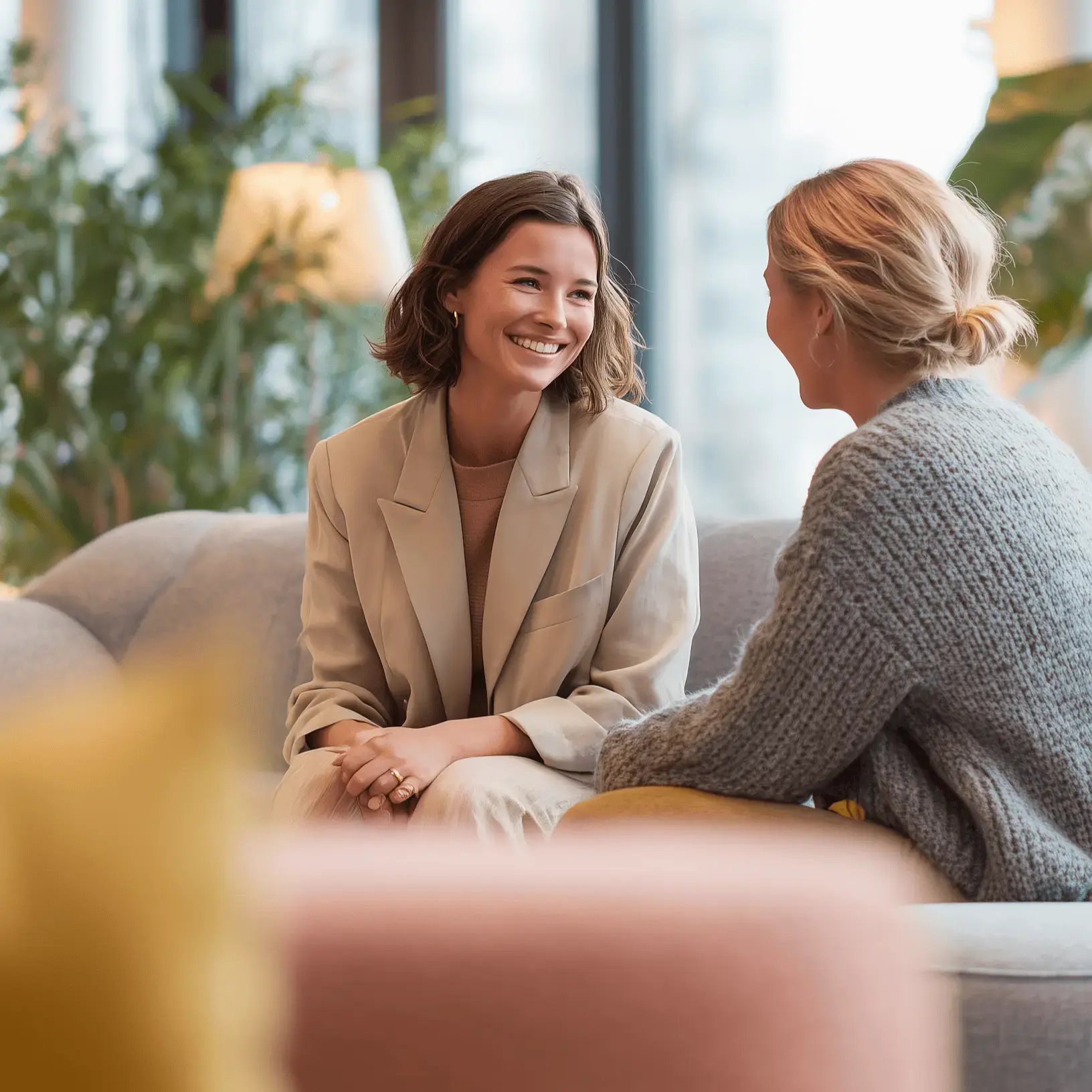 fiscfree_two_female_coworkers_in_their_30s_having_a_chat02_1080x1080