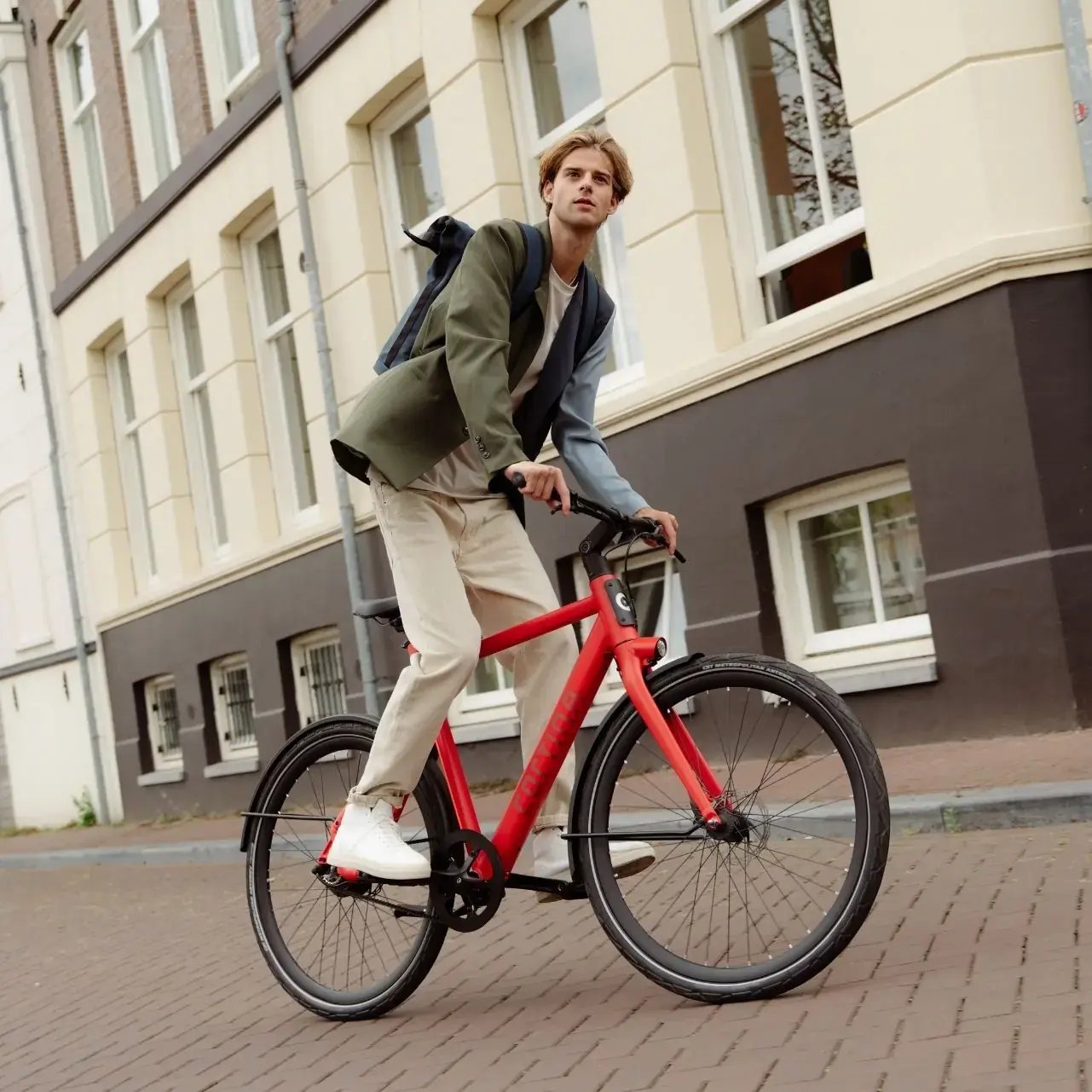 Medewerker fietst naar werk met een fiets via de werkgever
