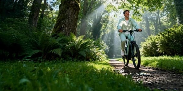 man op fiets in de natuur