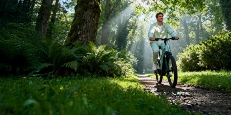 man op fiets in de natuur