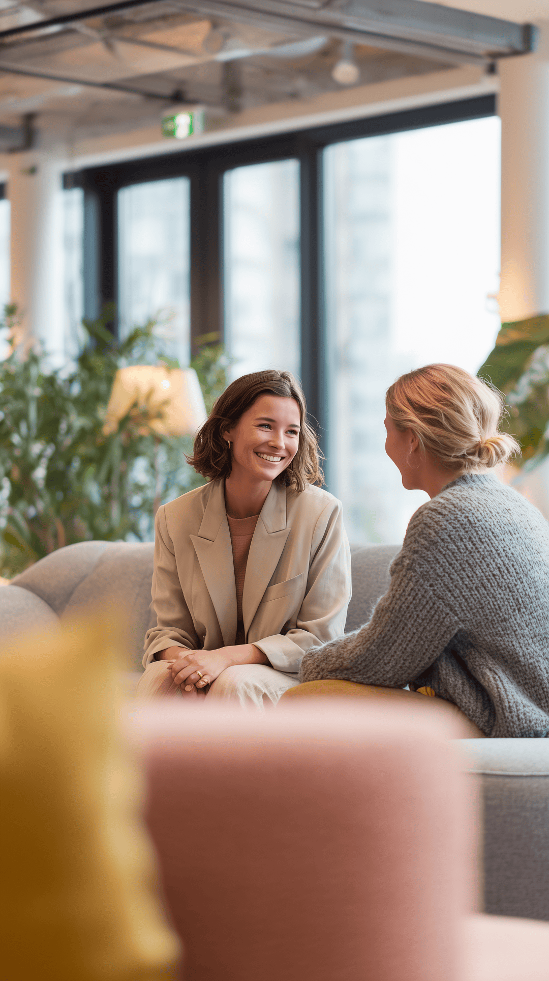 fiscfree_two_female_coworkers_in_their_30s_having_a_chat02_1080x1350