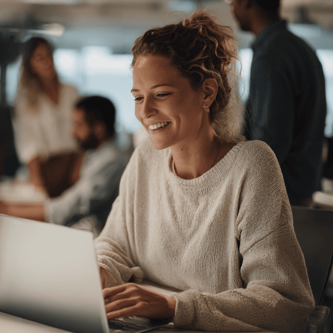 fiscfree_woman_working_behind_her_desk_enhanced_1080x1080