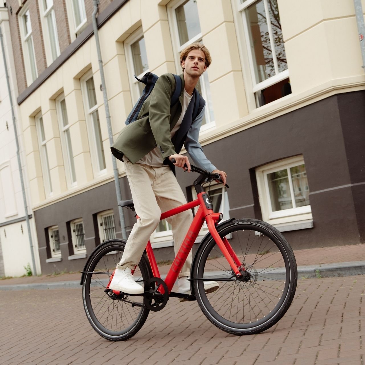 square_image_man_rode_fiets