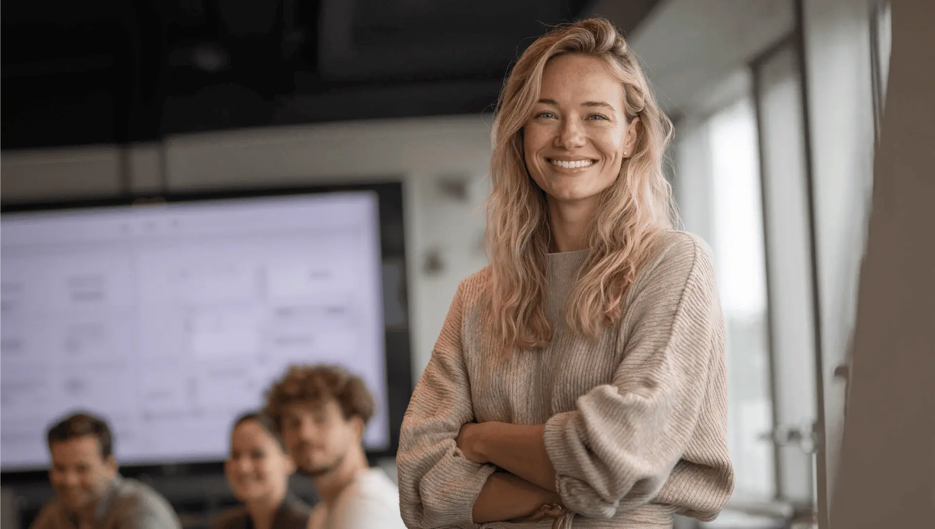 fiscfree_confident_Dutch_woman_standing_next_to_a_screen