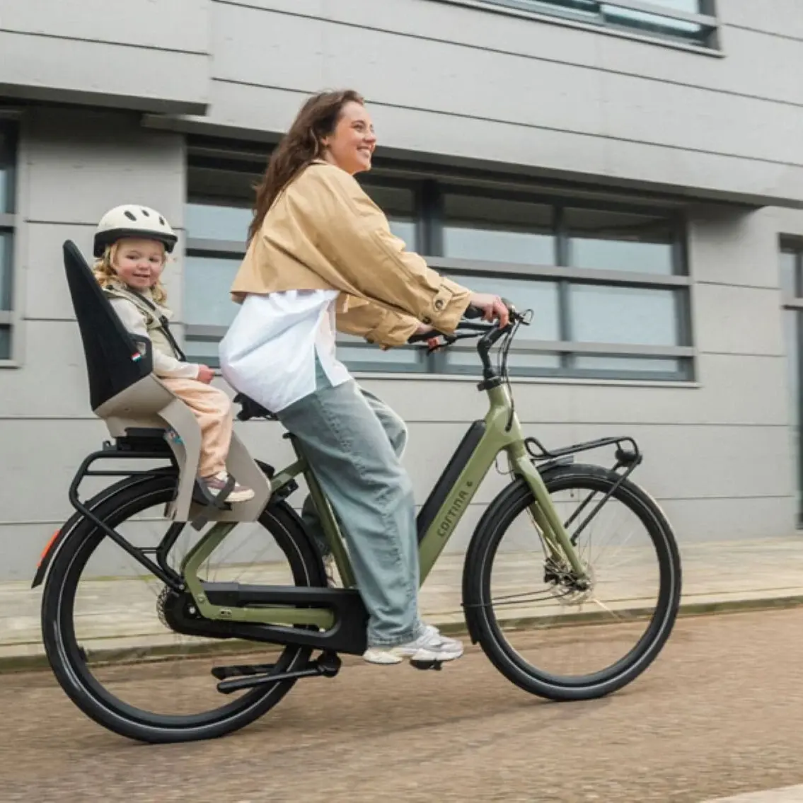 Medewerker fietst met E-bike verkregen via het fietsplan