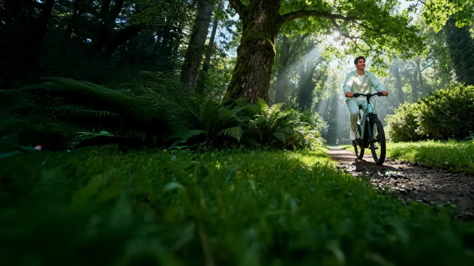 fiscfree_man fietst in de natuur