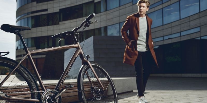 young professional met fiets