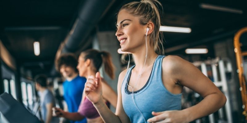 vrouw in sportschool