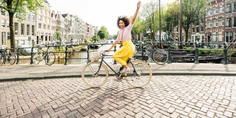 vrolijke vrouw op fiets in Amsterdam