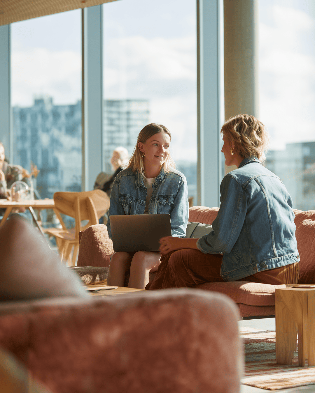 fiscfree_two_diverse_coworkers_in_their_30s_having_a_chat_1080x1350